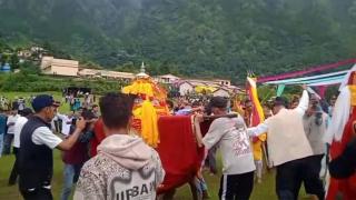 उत्तरकाशी: मुस्टिकसौड़ में उमड़ा आस्था का सैलाब, दूध से नहाए हरि महाराज
